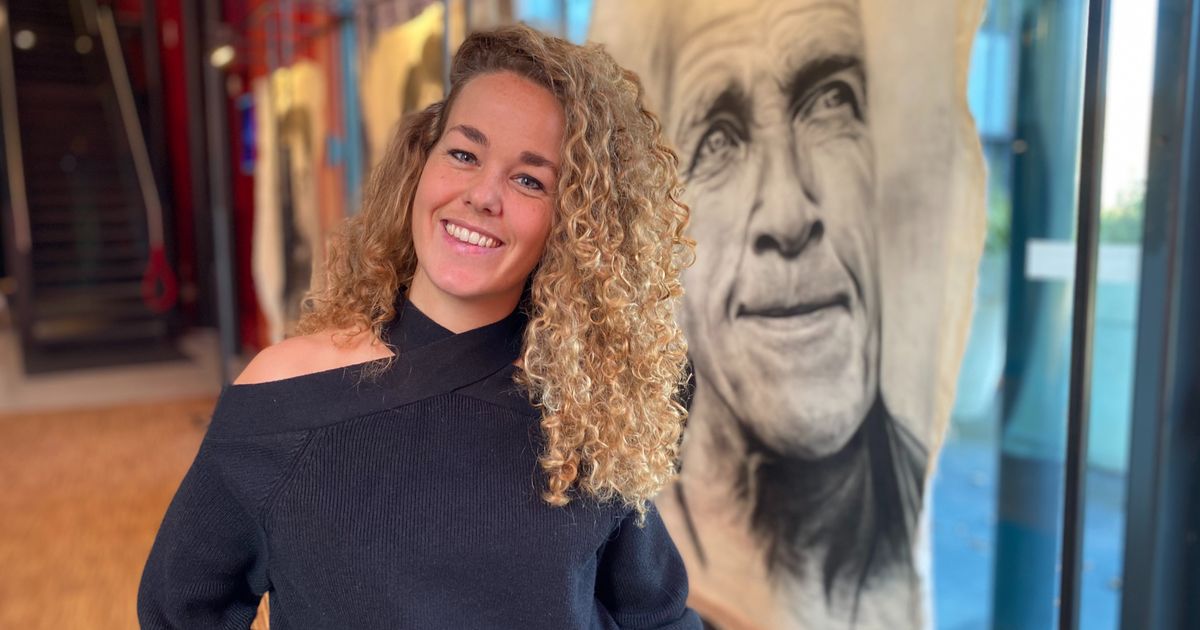 'De ziel is voelbaar': levensgrote houtskoolportretten in theater Steenwijk