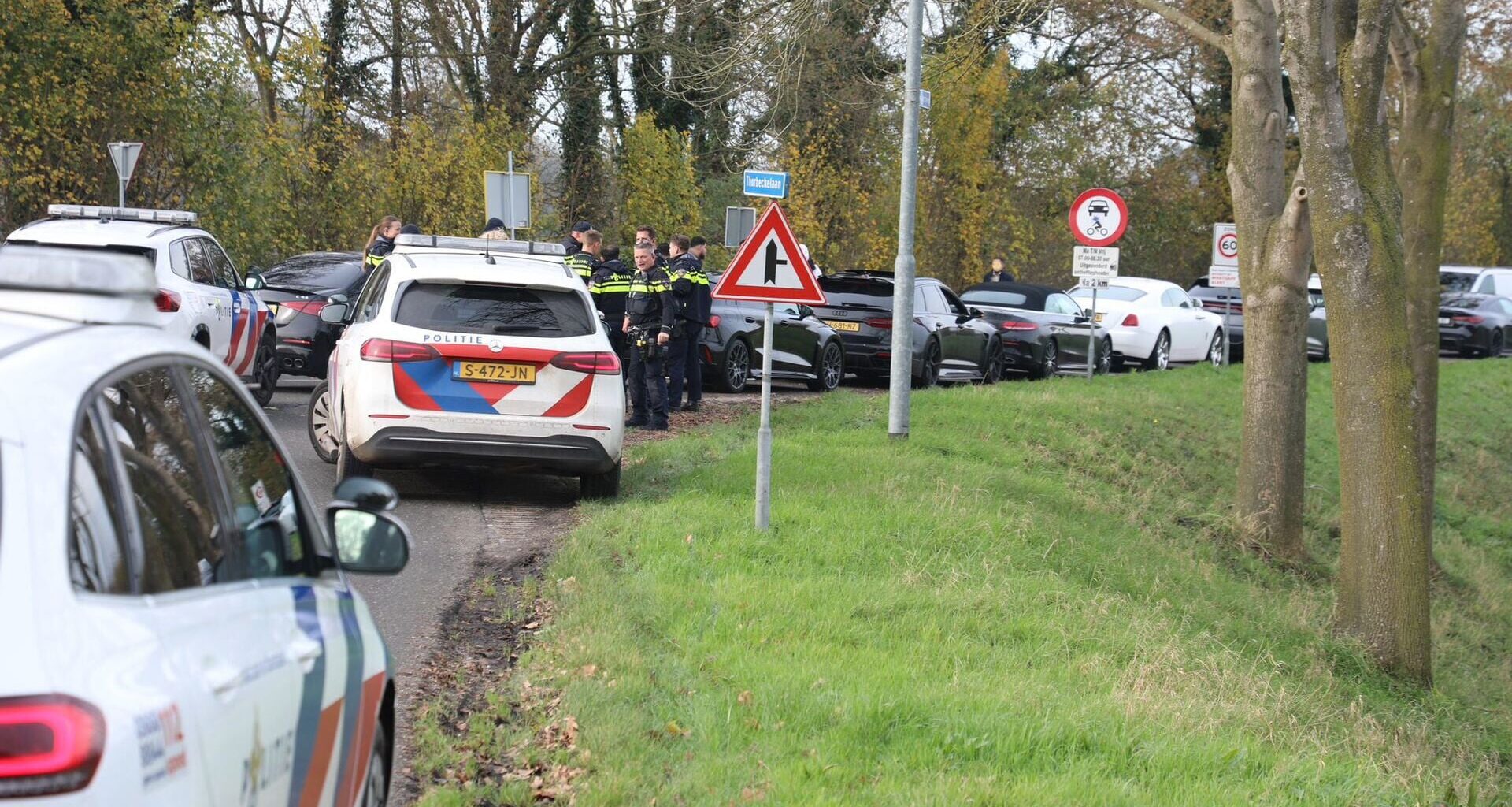Politie haalt trouwstoet bij Barneveld van snelweg na meldingen asociaal rijgedrag - Barneveldse Krant