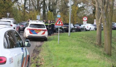 Politie haalt trouwstoet bij Barneveld van snelweg na meldingen asociaal rijgedrag - Barneveldse Krant