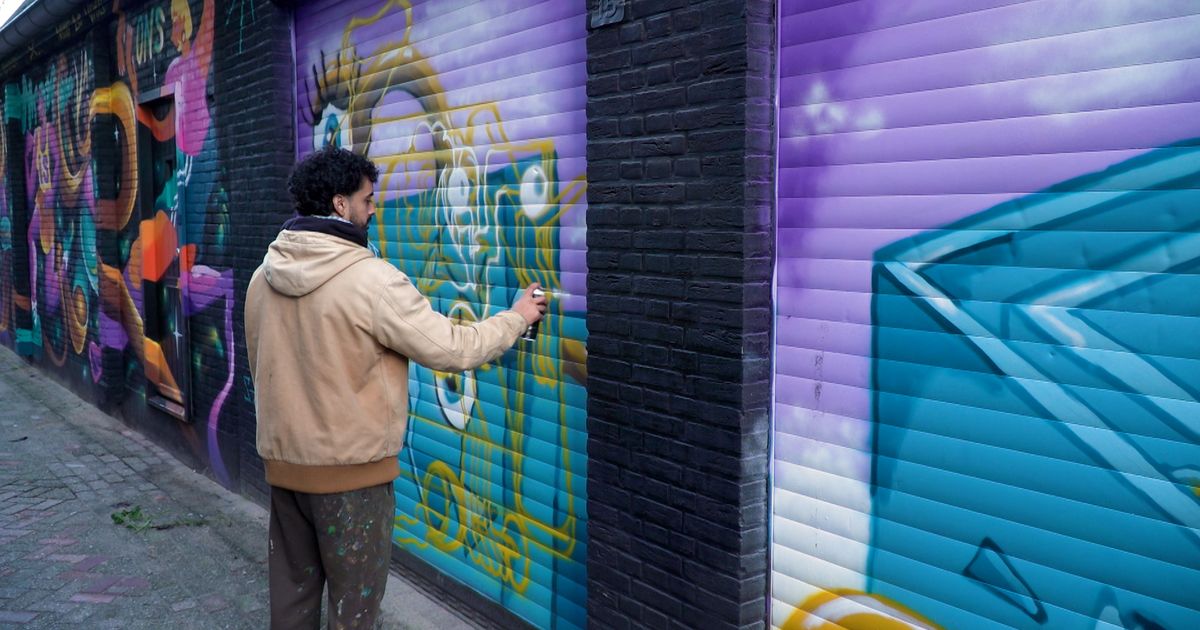 Munir maakt grootse verticale stadsverhalen met verf en videoprojectie