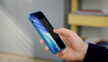 iPhone in hand waarop camera open wordt geveegd