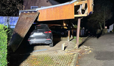 Vrachtwagen ramt carport en rijdt door: schade circa 40.000 euro