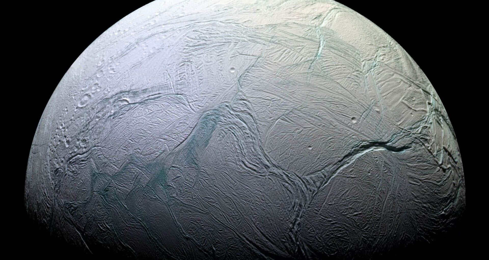 Saturnus' ijsmaan Enceladus straalt veel meer warmte uit dan gedacht. En dat maakt hem een stuk geschikter voor leven
