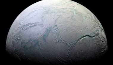 Saturnus' ijsmaan Enceladus straalt veel meer warmte uit dan gedacht. En dat maakt hem een stuk geschikter voor leven