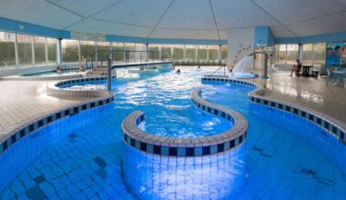 Nieuw zwembad kost veel geld, inwoners massaal naar gemeentehuis voor presentatie plannen - Omroep West