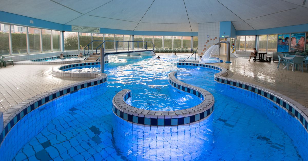 Nieuw zwembad kost veel geld, inwoners massaal naar gemeentehuis voor presentatie plannen - Omroep West