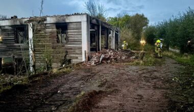 Brandweer nog altijd druk met nablussen van vlammenzee in voormalig woonhuis - Rijnmond