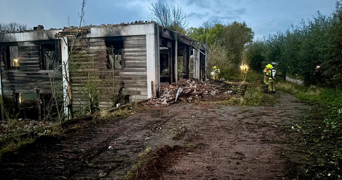 Brandweer nog altijd druk met nablussen van vlammenzee in voormalig woonhuis - Rijnmond