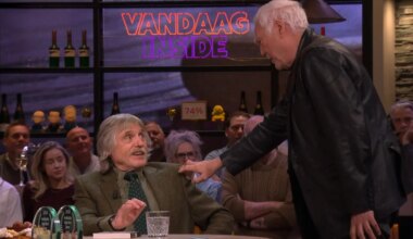 Cesar Zuiderwijk staat plotseling op en loopt naar Johan Derksen: 'Mag ik even bij je komen?'