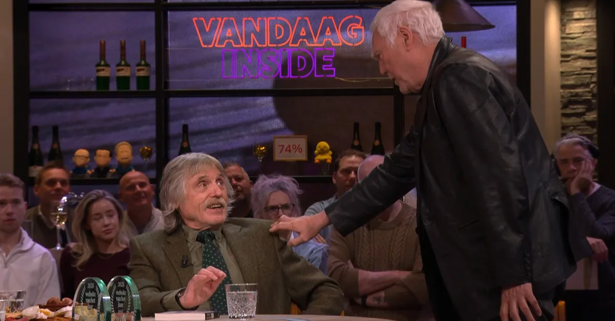Cesar Zuiderwijk staat plotseling op en loopt naar Johan Derksen: 'Mag ik even bij je komen?'