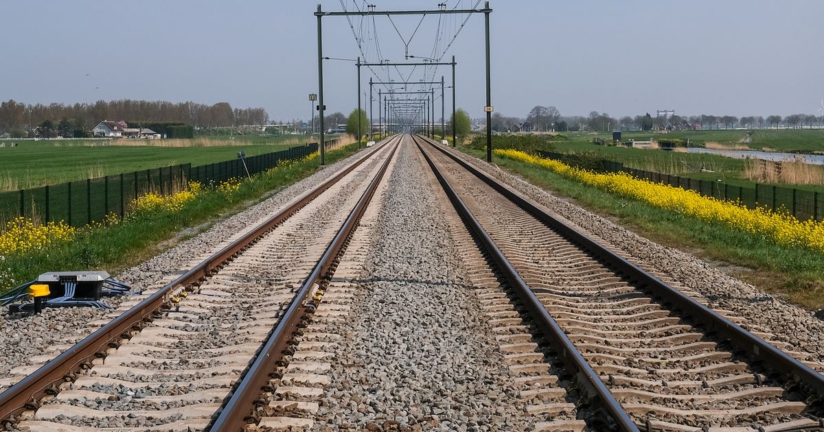 Fietser gewond bij aanrijding Drachten | Vertragingen op het spoor volledig voorbij