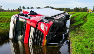 Vrachtwagen raakt van provinciale weg en belandt op z'n kant in sloot - Omroep West