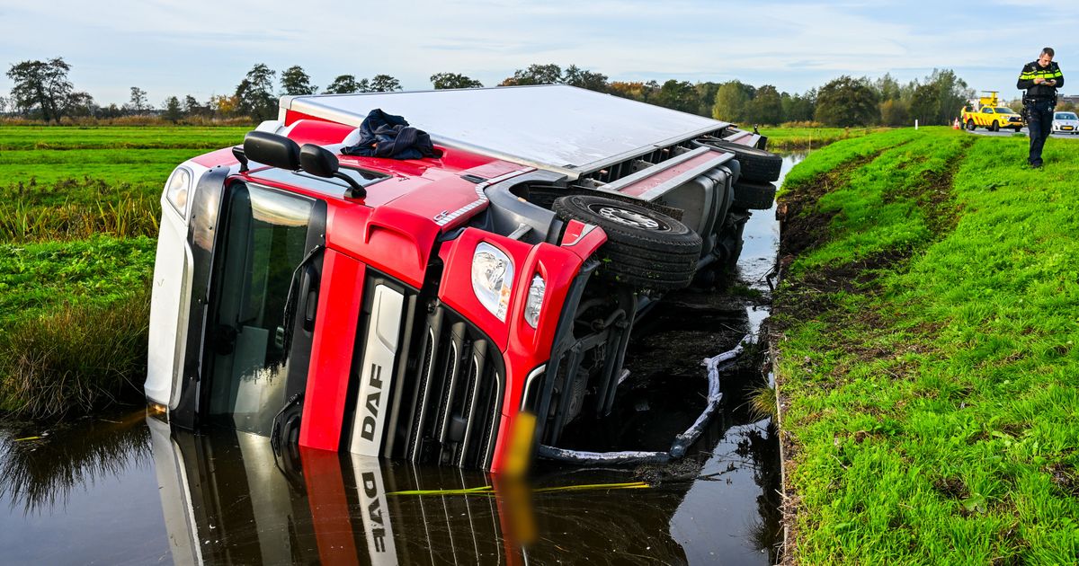 Vrachtwagen raakt van provinciale weg en belandt op z'n kant in sloot - Omroep West