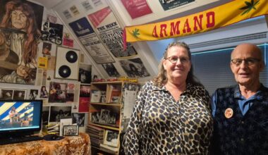 Armand-fans Hanny en Herman van der Pluijm uit Raamsdonk tussen hun verzameling (foto: Niek de Bruijn)