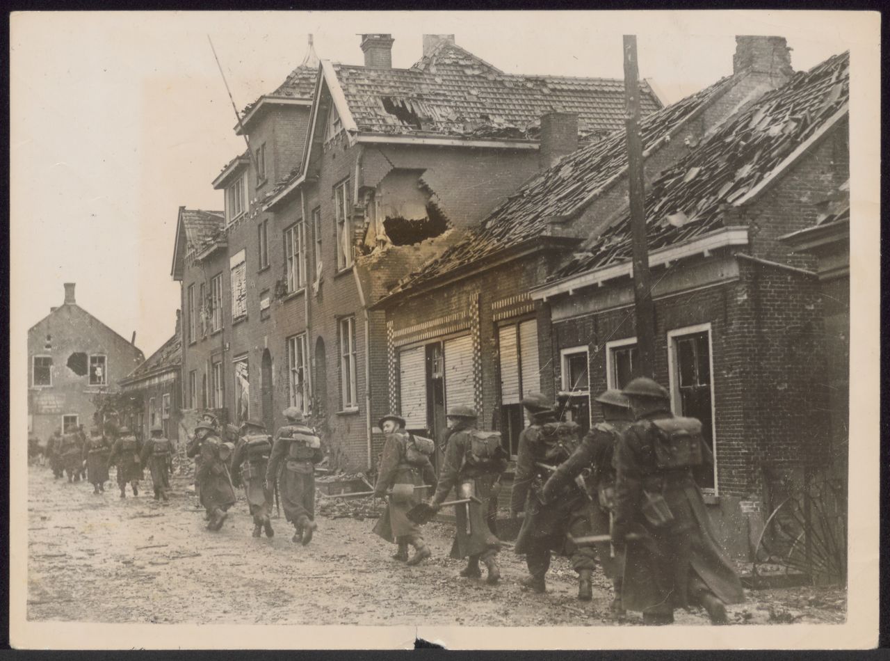 Moerdijk werd tijdens gevechten tussen de Duitsers en geallieerden zwaar beschadigd (foto: NIOD)