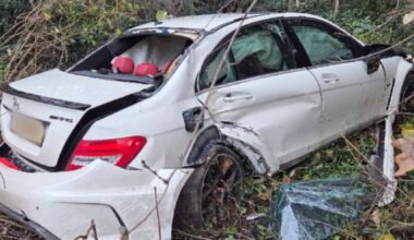 De auto is na de rit op de A17 in Roosendaal in beslag genomen (foto: @verkeerspolitie_zwb).