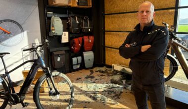 Eigenaar Erwin Rings bij de plek waar ingebroken is (foto: Wilco Zonneveld)