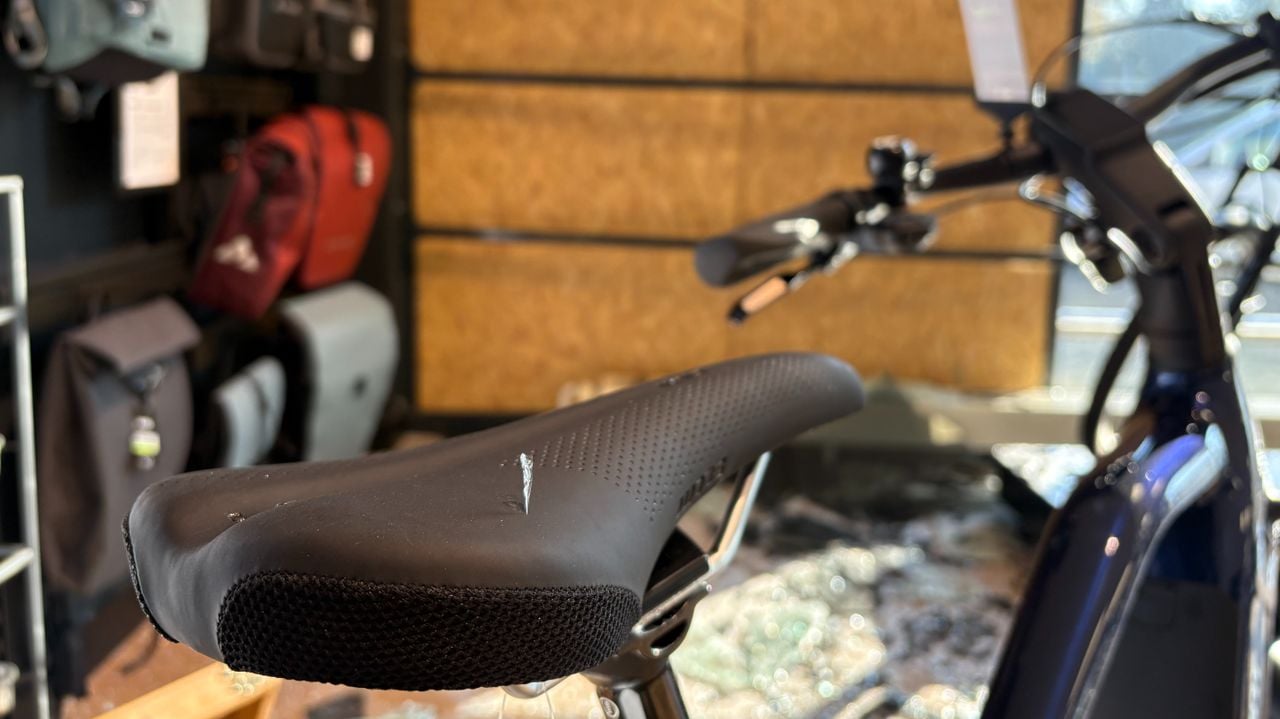 Een glasscherf in een zadel en duizenden op de grond (foto: Wilco Zonneveld)