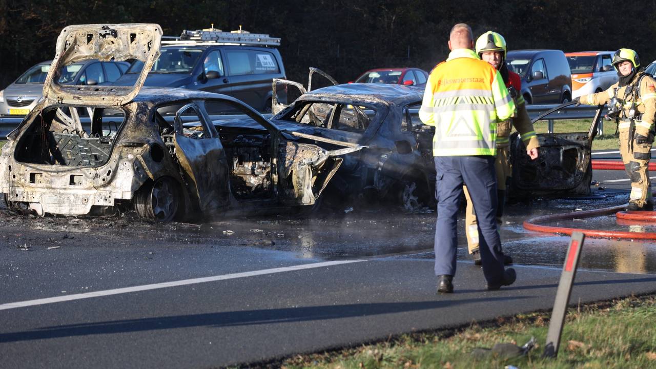 Op de A50 bij Paalgraven heeft een ongeluk plaatsgevonden, de weg richting Nijmegen is dicht (foto: Rijkswaterstaat Verkeersinformatie).