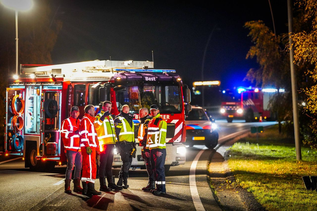 Na het ongeluk op de A2 bij Eindhoven werden meerdere hulpverleners opgeroepen (foto: Persbureau Heitink).