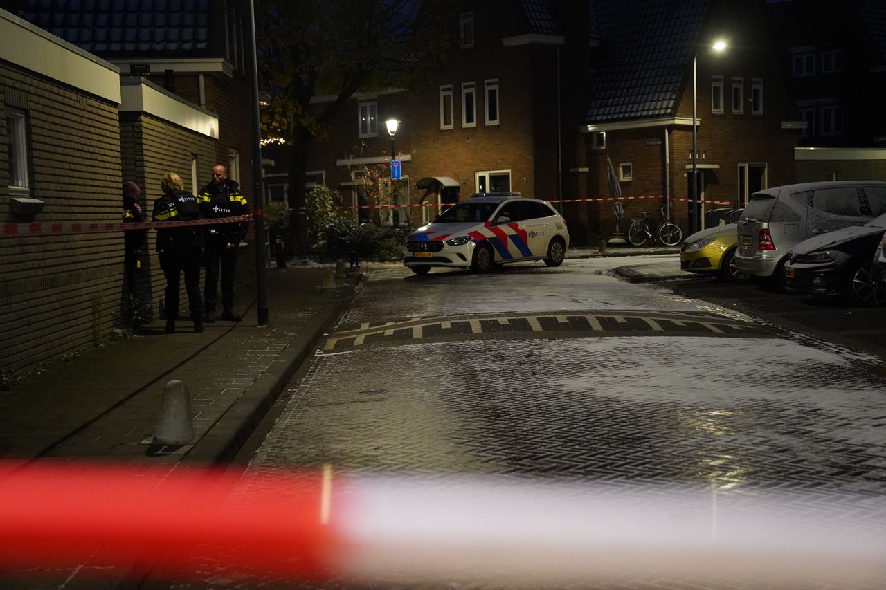 De politie doet na het beschieten van een geparkeerde auto aan de Weymouthstraat in Den Bosch (foto: Bart Meesters/Persbureau Heitink).