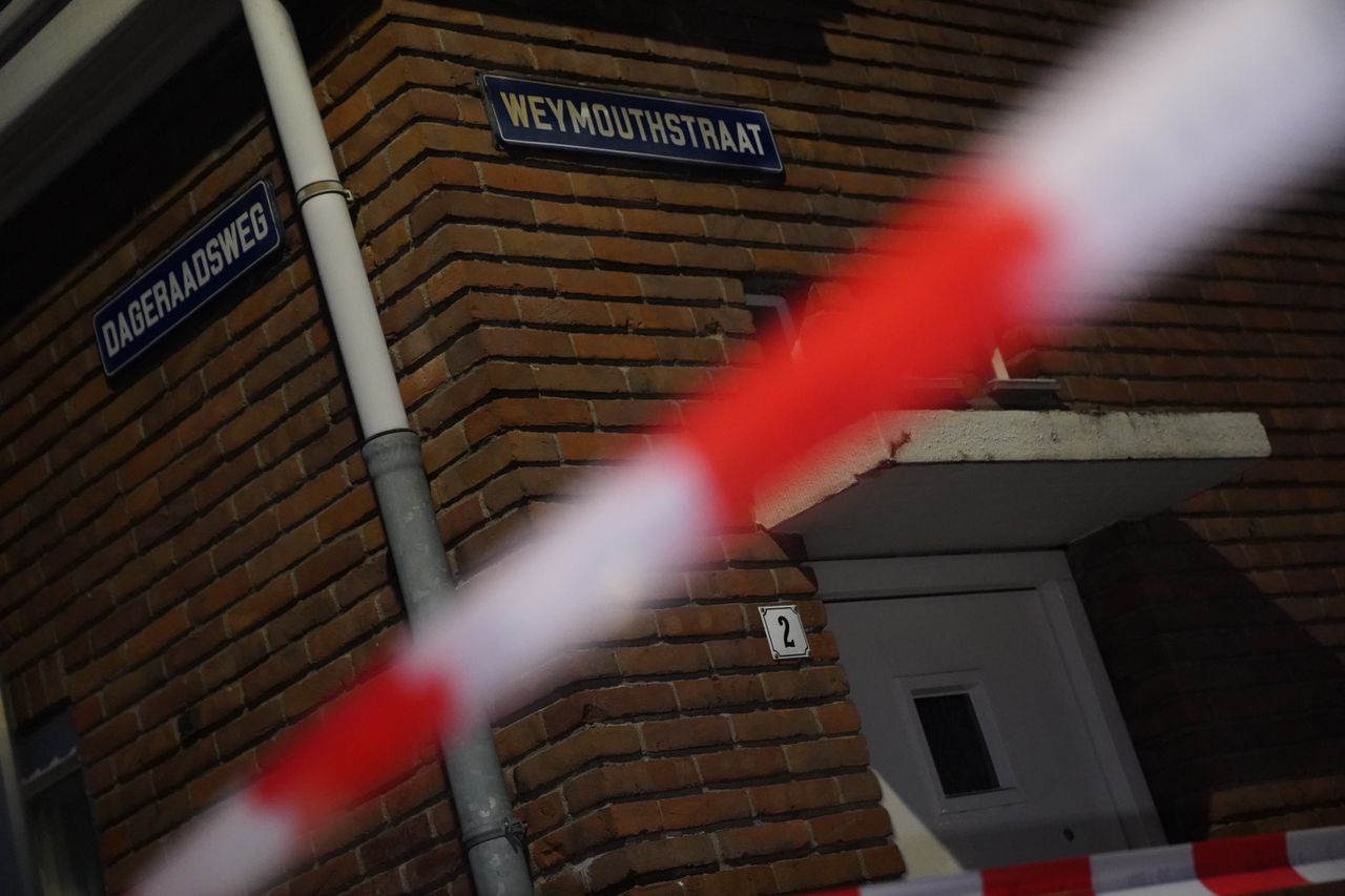 Een deel van de Weymouthstraat in Den Bosch is na het beschieten van een geparkeerde auto afgezet (foto: Bart Meesters/Persbureau Heitink).