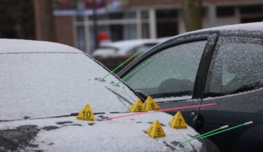 De auto in Den Bosch is vijf keer beschoten (foto: Bart Meesters/Persbureau Heitink).