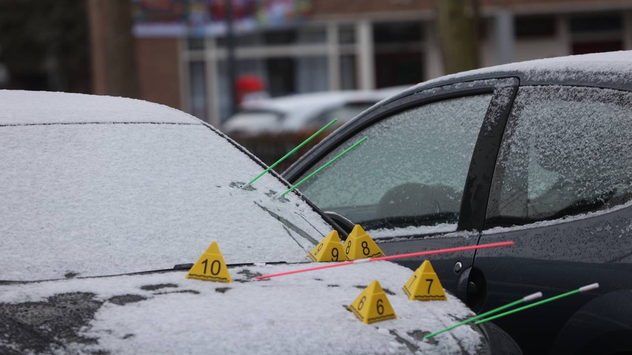 De auto in Den Bosch is vijf keer beschoten (foto: Bart Meesters/Persbureau Heitink).