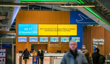 Op de borden is te lezen dat vluchten zijn vertraagd (foto: SQ Vision).