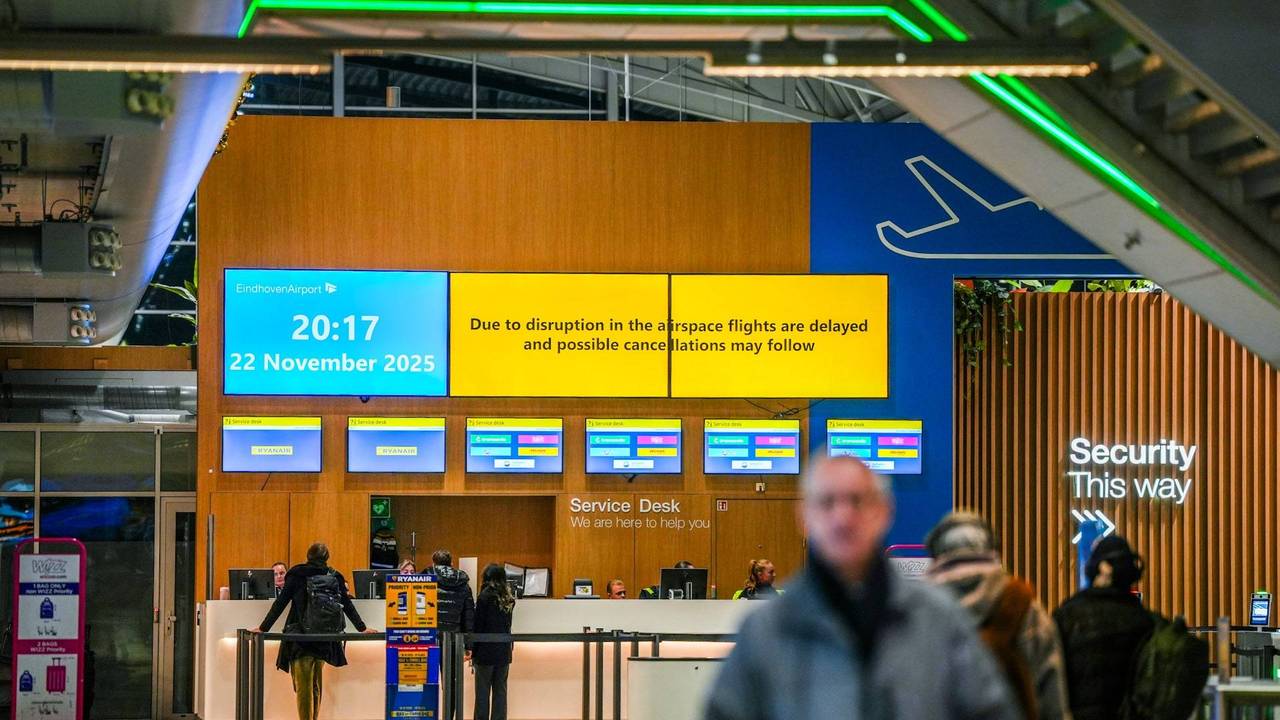 Op de borden is te lezen dat vluchten zijn vertraagd (foto: SQ Vision).