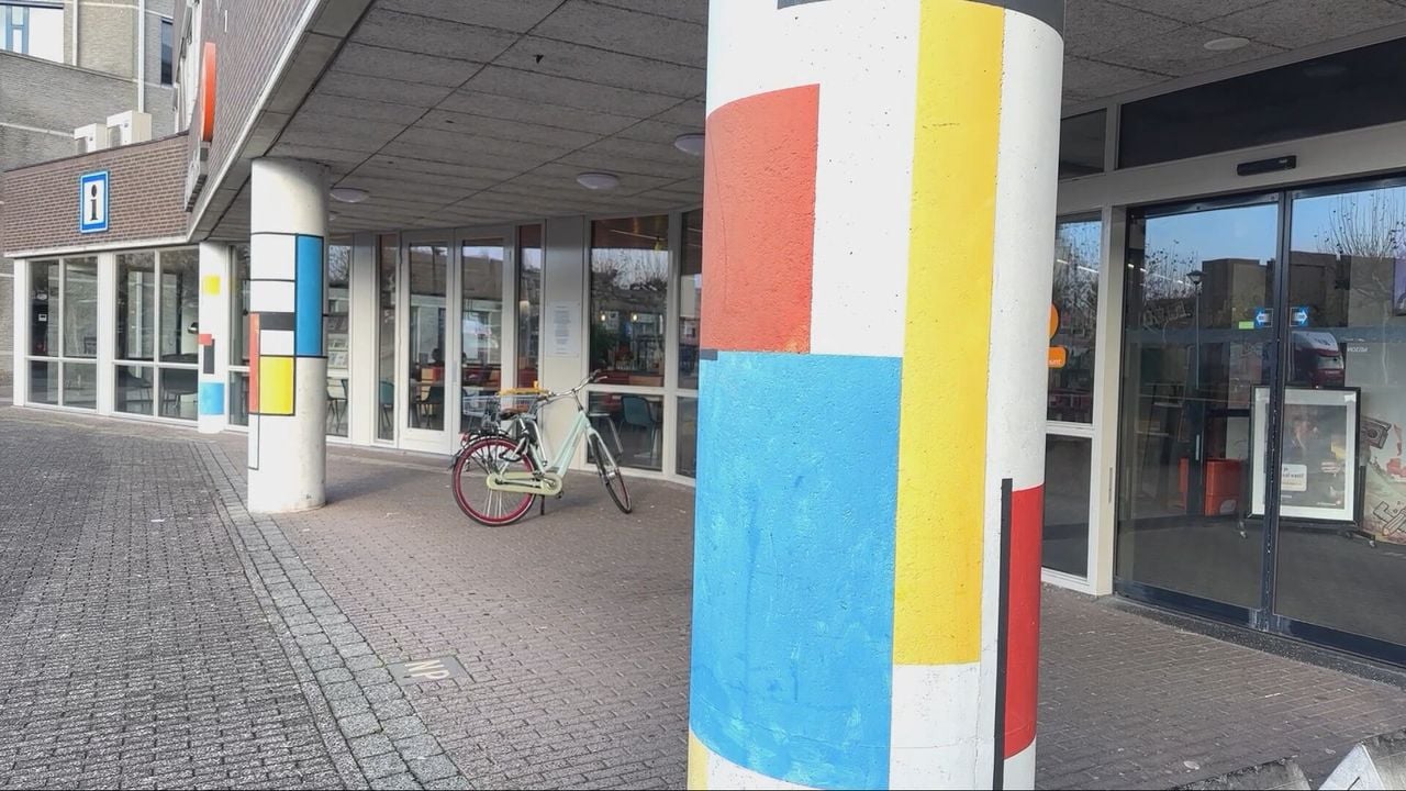 De zuilen voor de bibliotheek op het Mondriaanplein. 