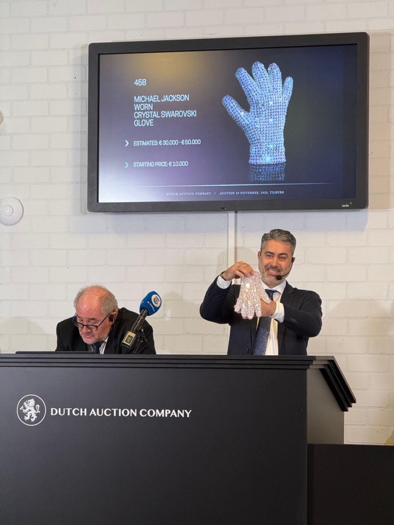 Veiling van de handschoen van Michael Jackson (foto: Dutch Auction Company).