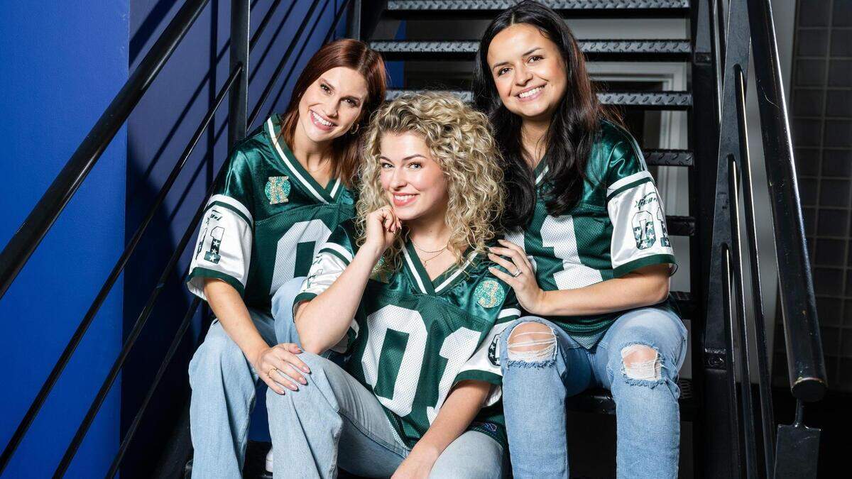 Julia sleepte zich dankzij K3-collega’s door relatiebreuk: “Er is zoveel positivisme in de groep”