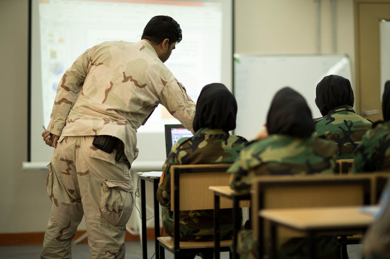 Vrouwelijke militairen in de schoolbanken.