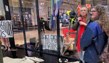 Klimaatactivisten gooien nep-olie en boterzuur in Hoog Catharijne, 2 aanhoudingen - RTV Utrecht