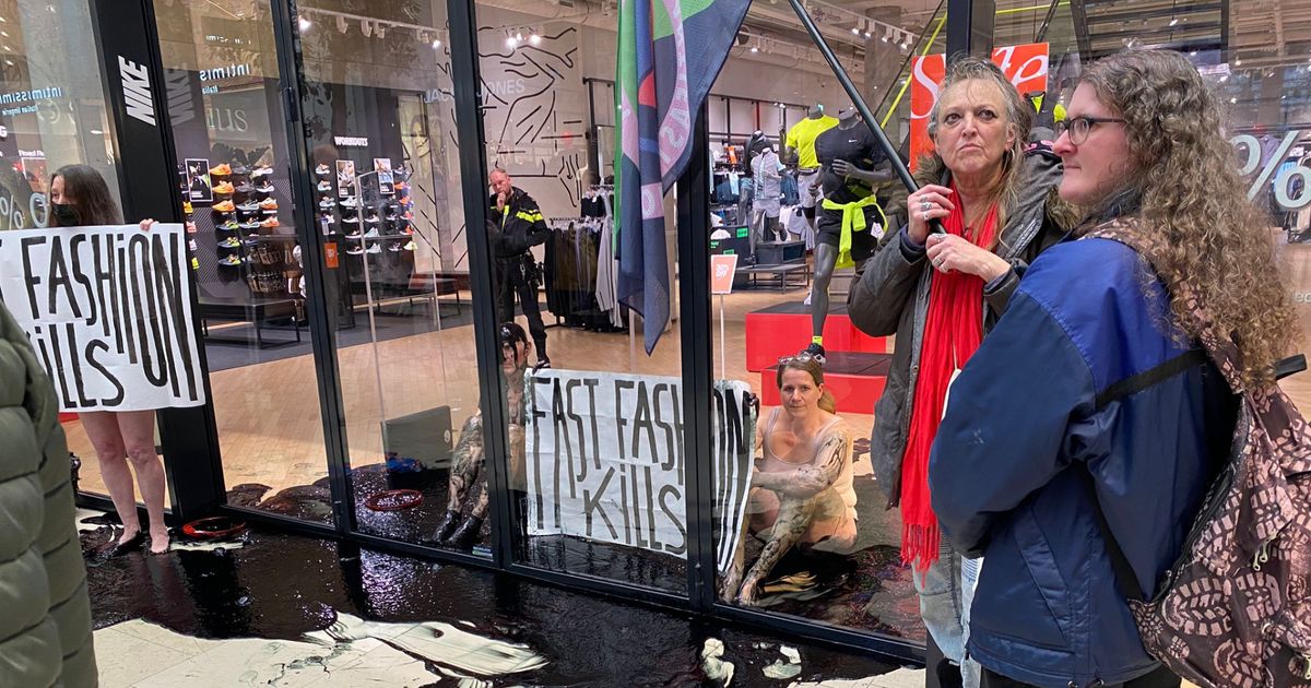 Klimaatactivisten gooien nep-olie en boterzuur in Hoog Catharijne, 2 aanhoudingen - RTV Utrecht