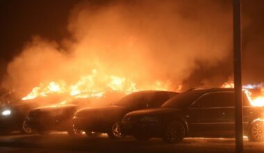 Meer dan 25 auto's en bedrijfspand beschadigd bij grote brand in Leeuwarden - Omrop Fryslân