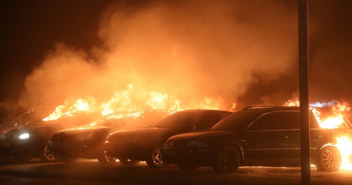 Meer dan 25 auto's en bedrijfspand beschadigd bij grote brand in Leeuwarden - Omrop Fryslân