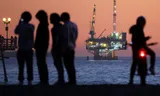 Een boorplatform voor de kust van Californië is zichtbaar vanaf een strand in de staat, op 5 januari. 