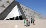 Toeristen voor het Grand Egyptian Museum (GEM) in Giza, buitenwijk van Caïro.  