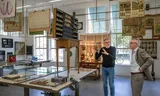 Peter Vrancken, voorzitter van raad van toezicht (rechts) en conservator Jacques Dane (links), in  het Nationaal Onderwijsmuseum in Dordrecht.  Foto Hedayatullah Amid 
