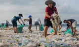 Een schoonmaakactie van honderden vrijwilligers op het strand van Kedonganan in Indonesië. Foto Keyza Widiatmika / NurPhoto via AFP 