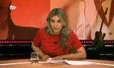 Hila Noorzai in haar talkshow ‘Vier Avonden op Rij’. Beeld AvroTros