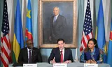 De Amerikaanse minister van Buitenlandse Zaken Marco Rubio met zijn ambtgenoot van Rwanda, Olivier Nduhungirehe, en Congo, Thérèse Kayikwamba Wagner, vrijdag in Washington.