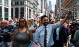 Zohran Mamdani (r) en Letitia James, procureur-generaal van New York, lopen mee in NYC Pride mars, 29 juni. Foto Olga Fedorova/AP    