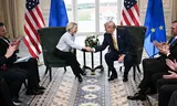 Von der Leyen en Trump schudden elkaar de hand in Schotland. Foto Brendan Smialowski/AFP  