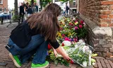 Bij de dorpskerk in Abcoude hebben mensen bloemen gelegd uit medeleven na de gewelddadige dood van de 17-jarige Lisa. Foto Mona van den Berg