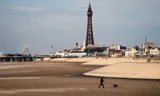Ook in het Verenigd Koninkrijk is afstand houden het devies. Het strand van Blackpool ligt er verlaten bij.