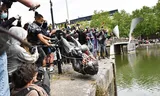 Demonstranten in Bristol gooiden zondag het beeld van slavenhandelaar Edward Colston in de rivier de Avon.