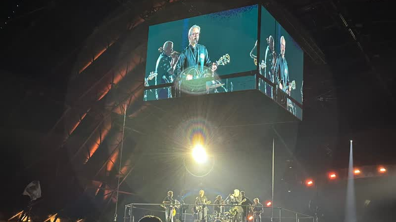 Rowwen Hèze met Guus Meeuwis op vliegend podium tijdens jubileum slotconcerten